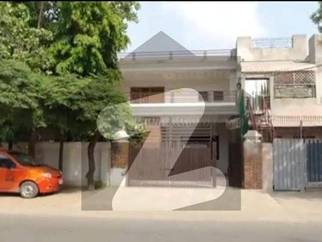 24 marla corner double storey house for sale