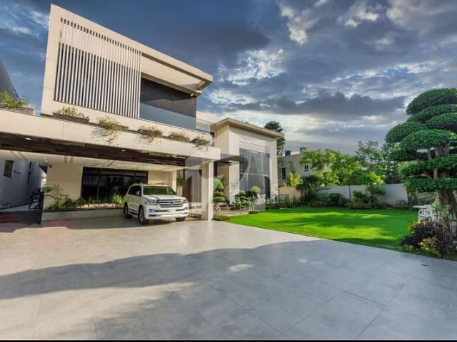 24 marla huge lawn house near raya golf owner needy