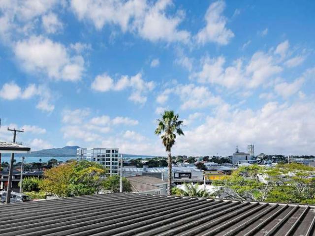 2/4 Rangitoto Terrace, Milford, North Shore City
