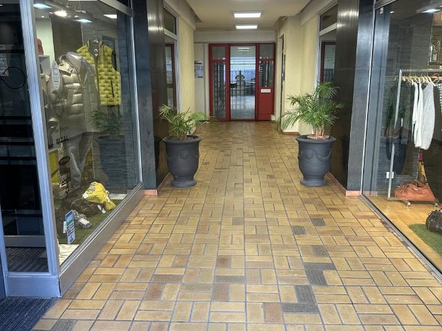 250 M2 À Alès, Murs Professionnel Libre 250m² Alès