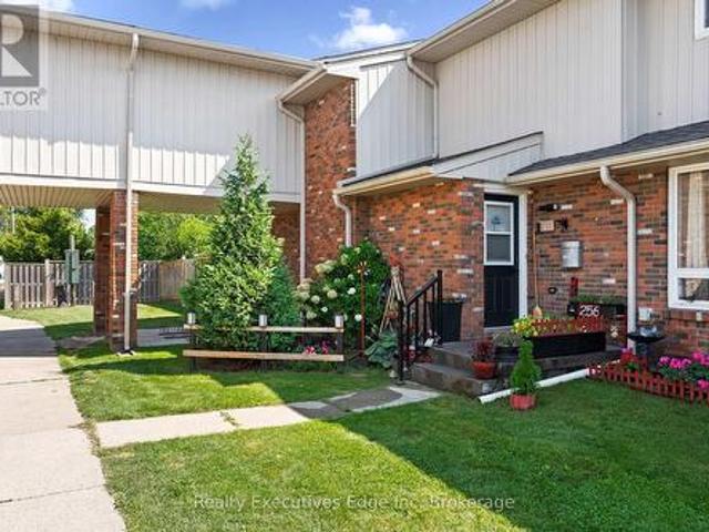 256 100 Brownleigh Avenue, Welland 768 Welland Downtown, ON, L3B 5V8 townhouse for sale | Listing ID X12036 | Royal LePage