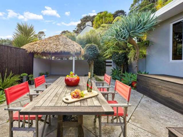25 Woodfern Crescent, Titirangi, Waitakere City