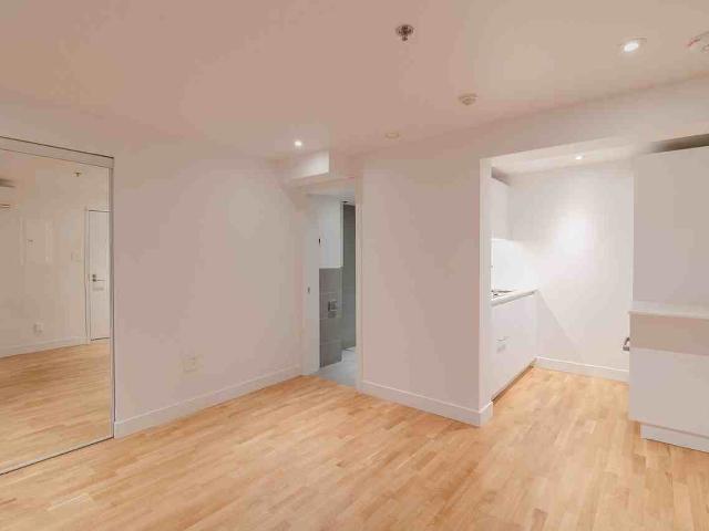25 Avenue des Pins Studio Apartment for Rent at 25 Av Des Pins O, Montréal, QC H2W 1P8