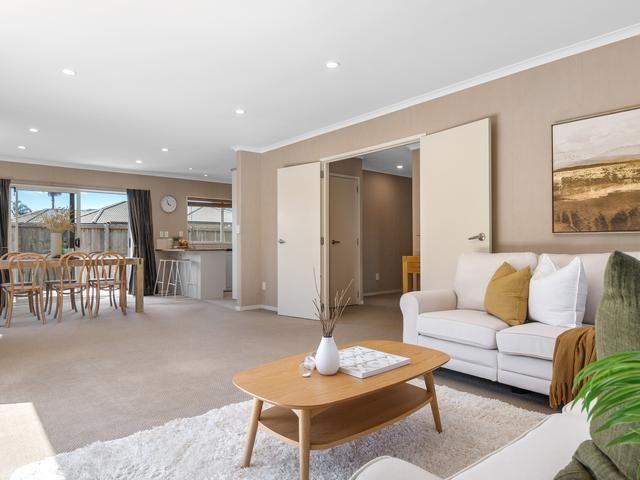 25 Bucklands Crescent