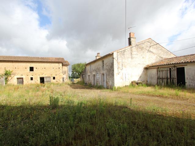 25 km de NIORT, MAISON À RÉNOVER AVEC DÉPENDANCES SUR TERRAI