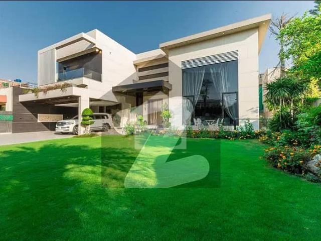 25 marla ultra modern beautiful bungalow with huge lown for sale near to park