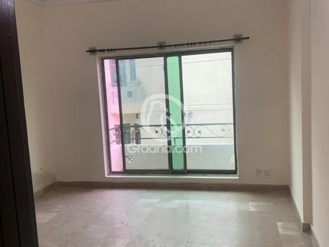 2600 Ft² Flat for Rent