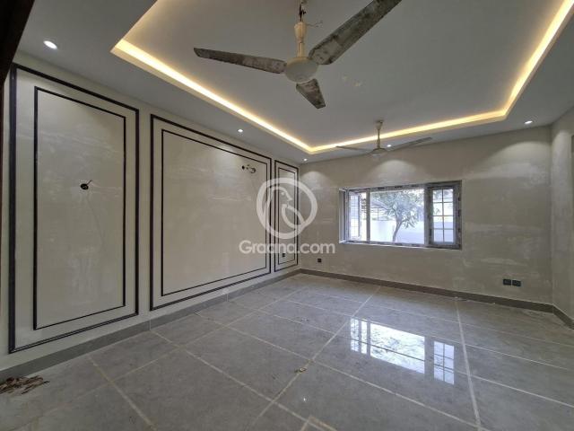 2600 Ft² Lower portion for Sale
