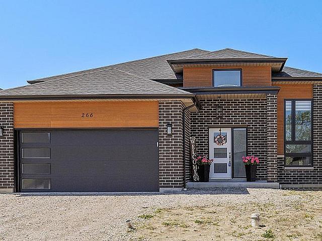 266 Robinson $599,900