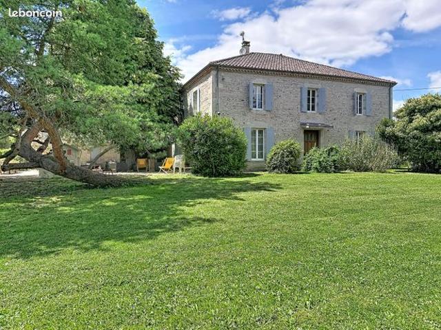 268 m² de charme • Vue lac • 400 m² de dépendances environ