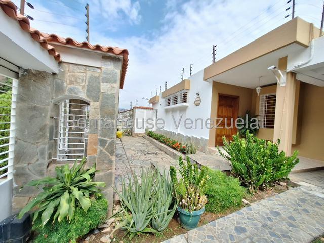 26 18049 Esta impecable propiedad de un nivel en Venta en Trigal Norte no es solo una casa