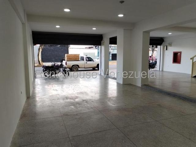 26 19688 Local Comercial en Alquiler de 152 m2 en la Av Lara a pie de calle