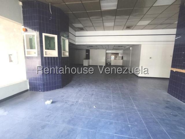 26 21776 En venta este imponente local comercial situado en un Centro Comercial de alto trafico peatonal y vehicular. Trigal Norte