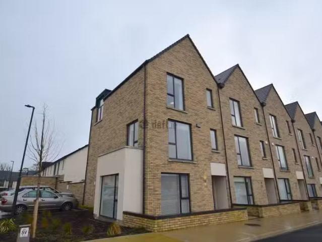26 Woodbrook Avenue, Dublin Road, Shankill, Dublin 18 is for r.