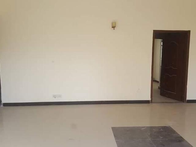 2700 Ft² Flat for Rent