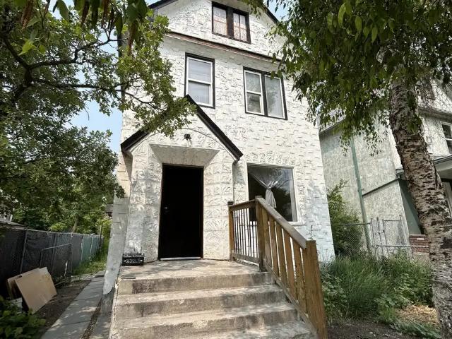 271.5 Selkirk Avenue