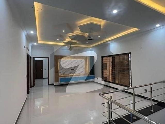 272 Sq Yard 5 Bedrooms Luxury Villa FOR SALE. Adjacent To Jinnah Avenue, Easy Access To Entrance Facing GRAND MOSQUE. All Facilities Nearby And Utilities Present