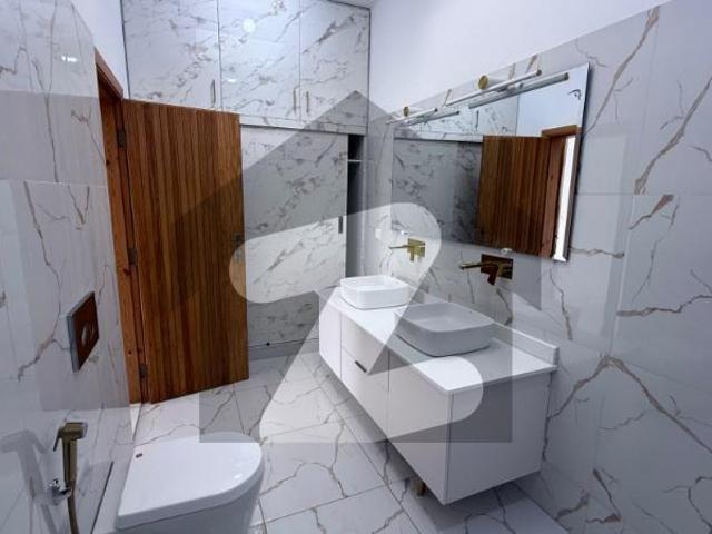 272 Sq Yd Boulevard Category Villa For Sale Bahria Town Karachi. A+ Construction | 4 or 5 Beds | Drawing, Dining, TV Lounge, Modern Kitchen + Greasy Kitchen | Near Park & Mosque | Just Minutes from Main Gate. Bahria Town Precinct 6
