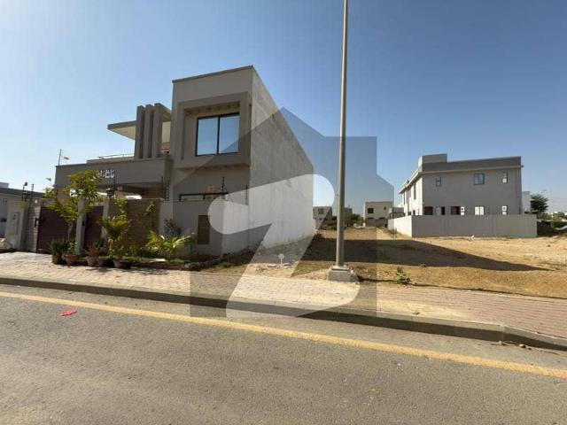 272 Sq Yd PARK FACING Plot For Sale On Road 2 Precinct 8, Bahria Town Karachi. Prime Location | Ideal For Residence Or Investment. Just 5 Mins Drive From Entrance | Near Park, Mosque, Midway Commercial & Bahria Heights