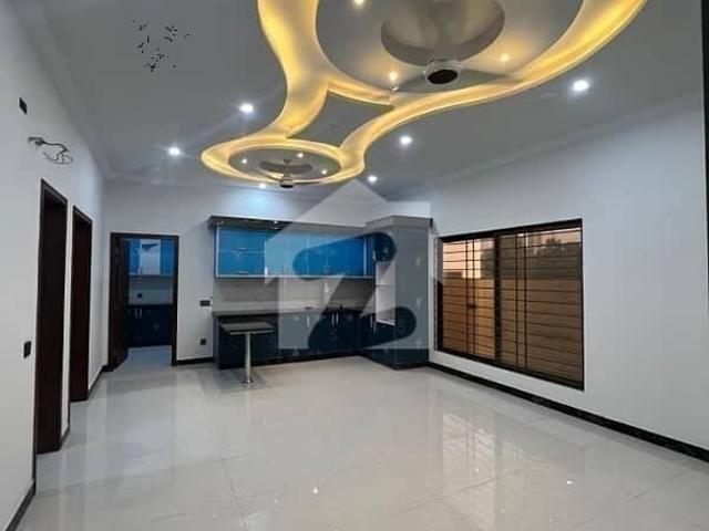 272sq Yard 5 Bedrooms Luxury Villa FOR SALE. Adjacent To Jinnah Avenue, Easy Access To Entrance Facing GRAND MOSQUE. All Facilities Nearby And Utilities Present