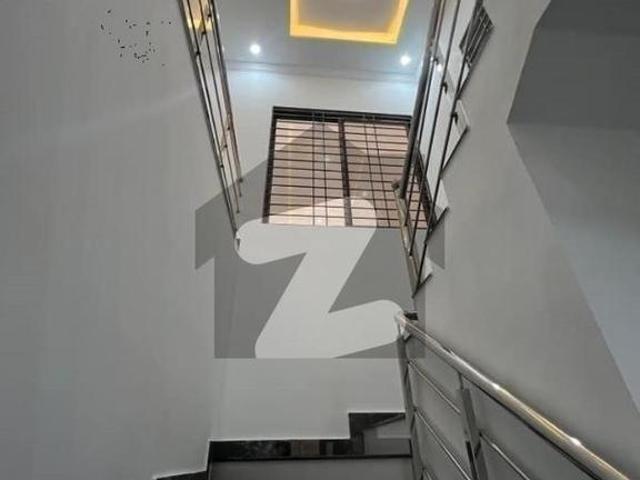 272sq yd 4 & 5 Bedrooms Luxury Villa FOR SALE. Adjacent to Jinnah Avenue, Easy access to Entrance facing GRAND MOSQUE. All facilities nearby and utilities present. Bahria Town Precinct 16