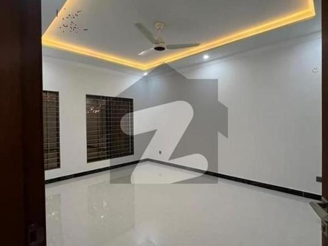272sq yd 4 & 5 Bedrooms Luxury Villa FOR SALE. Adjacent to Jinnah Avenue, Easy access to Entrance facing GRAND MOSQUE. All facilities nearby and utilities present. Bahria Town Precinct 16