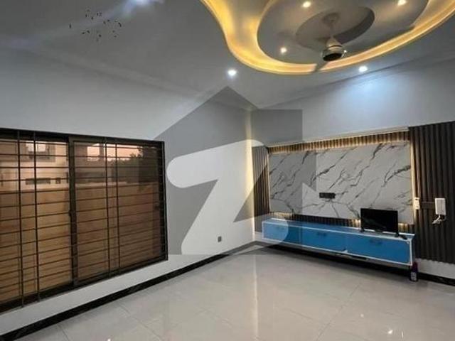 272sq yd 4 & 5 Bedrooms Luxury Villa FOR SALE. Adjacent to Jinnah Avenue, Easy access to Entrance facing GRAND MOSQUE. All facilities nearby and utilities present. Bahria Town Precinct 16