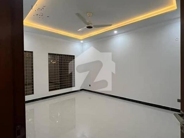 272sq yd 4 & 5 Bedrooms Luxury Villa FOR SALE. Adjacent to Jinnah Avenue, Easy access to Entrance facing GRAND MOSQUE. All facilities nearby and utilities present