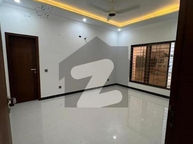 272sq yd 5 Bedrooms Luxury Villa is Available FOR RENT. 6km from Entrance of BTK. 5 Bed DDL 2 Kitchens Bahria Town Precinct 6