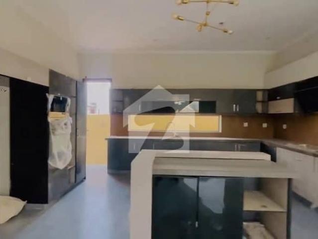 272sq Yd Ready To Move Villa In Precinct 1 0.5km From Main Entrance. A One Construction Standard 5Bed Drawing Dining Lounge