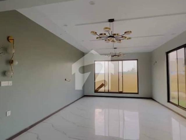 272sq Yd Ready To Move Villa In Precinct 1 0.5km From Main Entrance. A One Construction Standard 5Bed Drawing Dining Lounge
