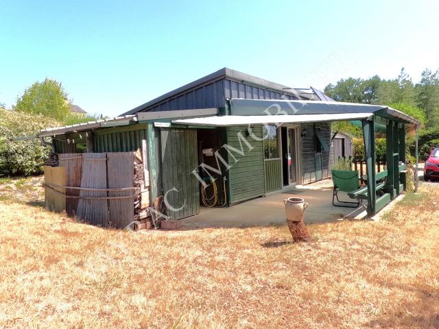 2740 Petit chalet en bois avec dépendances