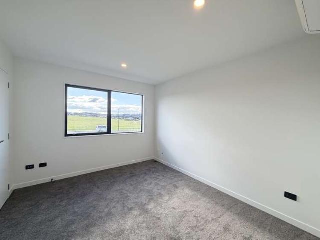 2/75 Te Taruna Drive, Milldale, Rodney