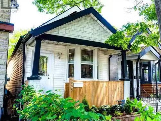 285 Chisholm Avenue, Toronto E03, ON, M4C 4W5 house for sale.