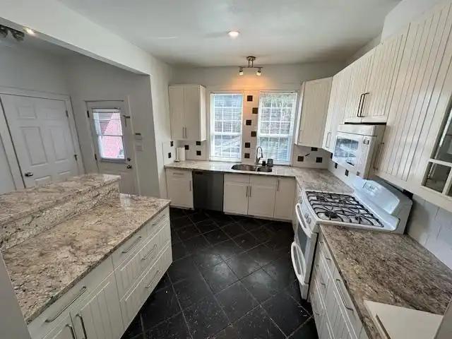2878 W 8th Avenue, Vancouver