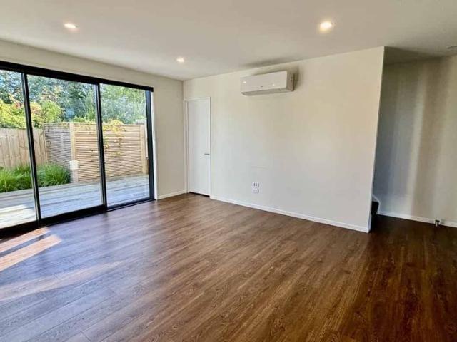 2/8b Huia st