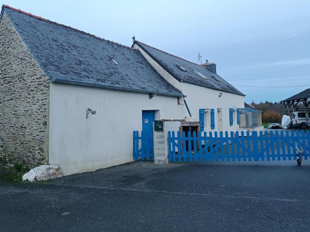 29270 Cléden Poher longère 3 chambres avec dépendances hangar ateliers 1900 m² clos