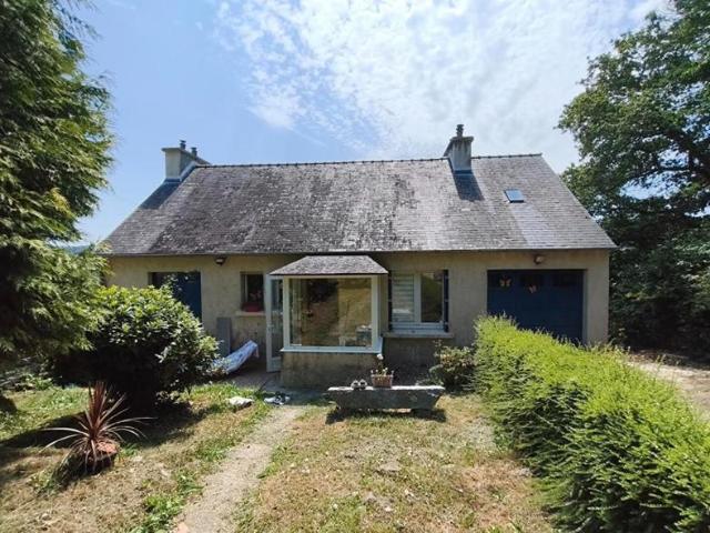 29520 Saint Goazec maison de 60 m² plain pied avec 2 chambres et vue imprenable. Habitable mais travaux à prévoir