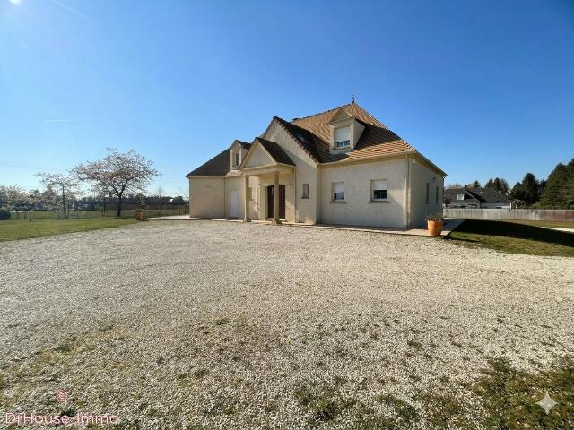 295 m² habitables + 230 m² de sous sol sur 2700 m² de terrain: un bien rare sur le secteur !