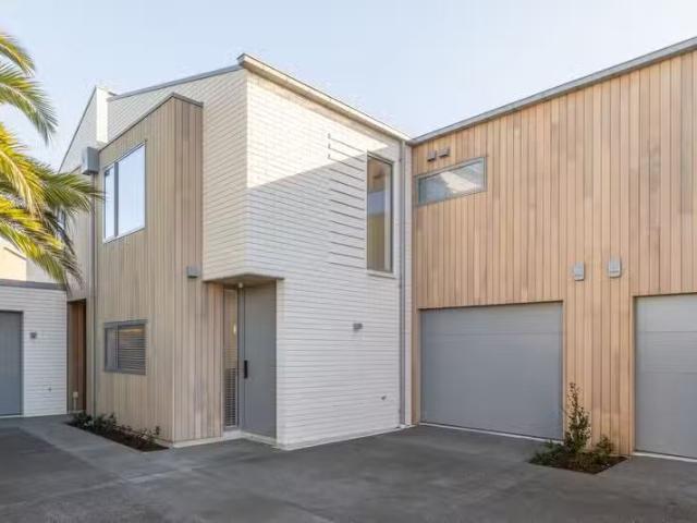 2/979 Colombo Street, St Albans, NZ 8014 Townhouse for Sale