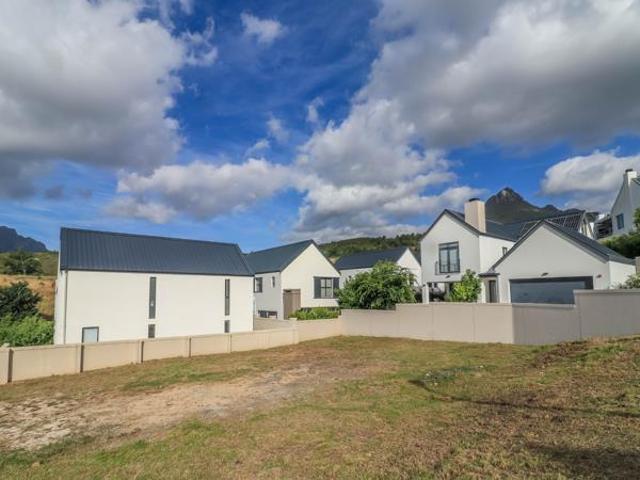 299 m² Land available in La Roche
