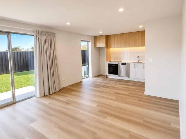 29a Hanmer Crescent