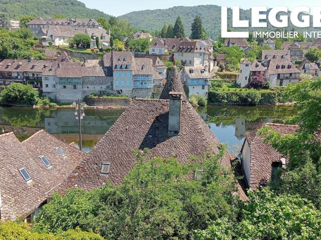 2 maisons communicantes et originales à rénover dans le quartier historique. Magnifique vue sur la Dordogne