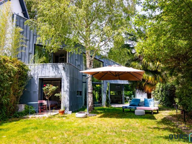 2 maisons entourées d'un grand jardn à l'abris des regards et