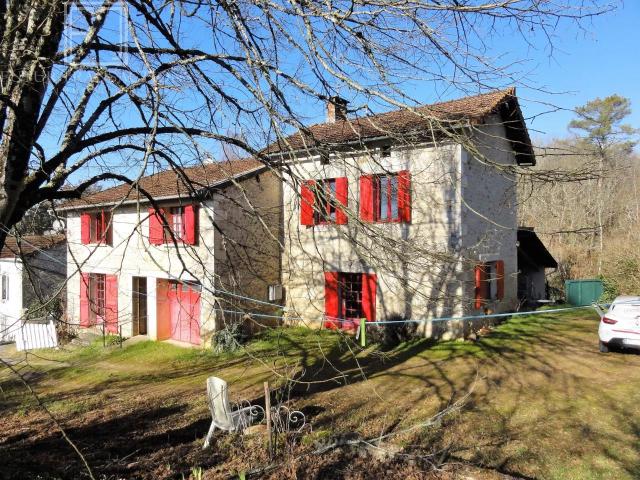 2 maisons en pierres avec 3.2 ha de terrain 198m² Champagnac de Belair