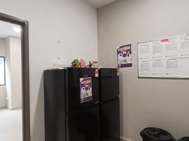 2 min walk to kentomen mrt 15 min to damansara. Private room + toilet low deposit
