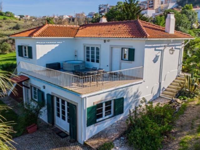 Em Exclusivo! 2 moradias prontas para morar e 1 anexo com potencial para um T2, à venda em Sesimbra Castelo. Exclusiva e fantástica propriedade em Sesimbra!
