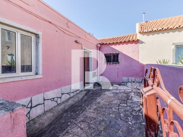 2 Moradias devolutas Tipologia T2 cada, com logradouro e amp. 114m² Agualva e mira sintra