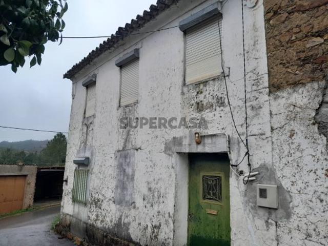 2 moradias em Pedra para restauro e terreno, na Aldeia de Castelo Mação