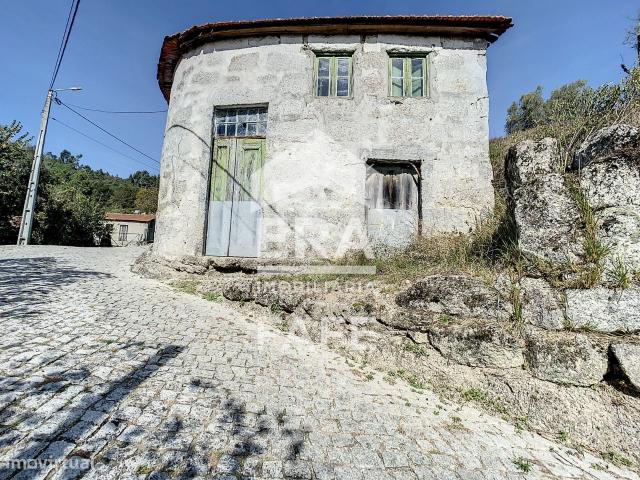 2 Moradias em pedra para restauro em Vale de Bouro